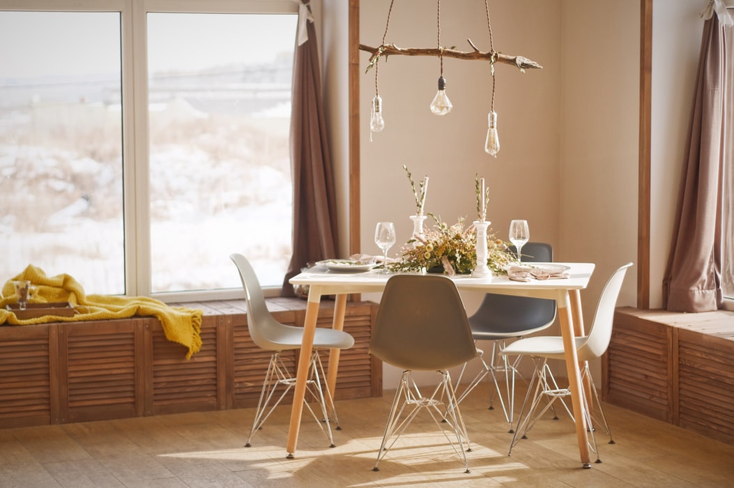 Drewniane krzesła do jadalni – jaki materiał sprawdzi się najlepiej?